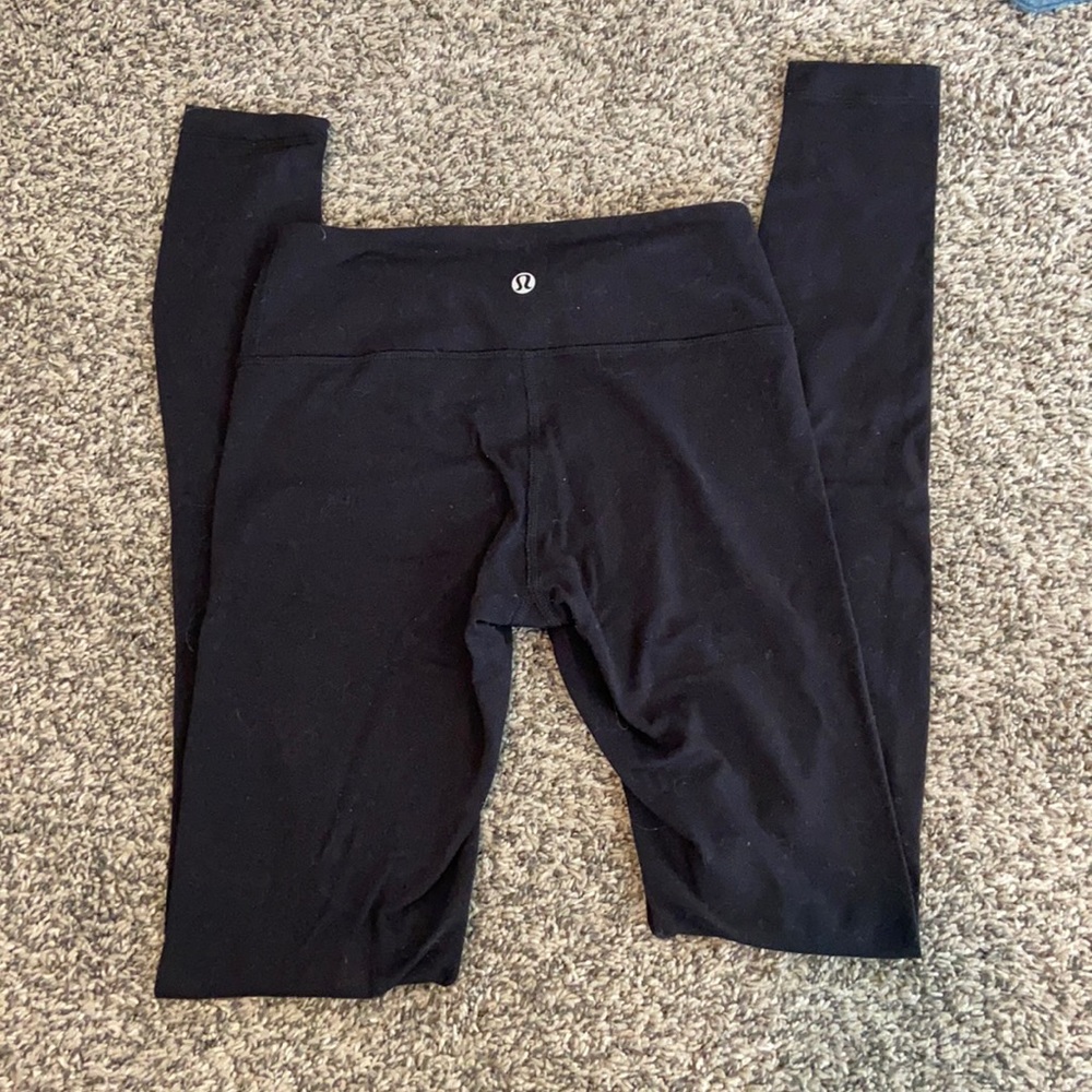 Black lulu leggings.